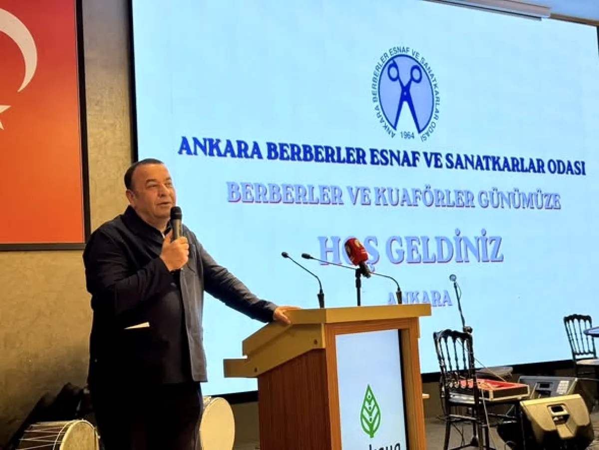 CHP'li Beker, Berberler ve Kuaförler Günü'nde esnafla buluştu CHP'li Beker, Berberler ve Kuaförler Günü'nde esnafla buluştu