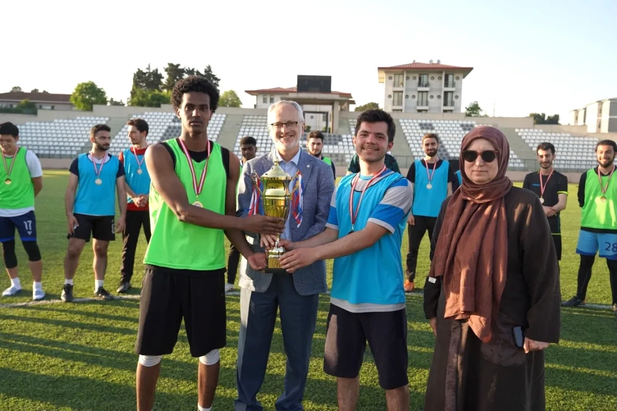 İZÜ'de Uluslararası Öğrenciler Futbol Turnuvasında Fark Attı: 5-1 İZÜ'de Uluslararası Öğrenciler Futbol Turnuvasında Fark Attı: 5-1