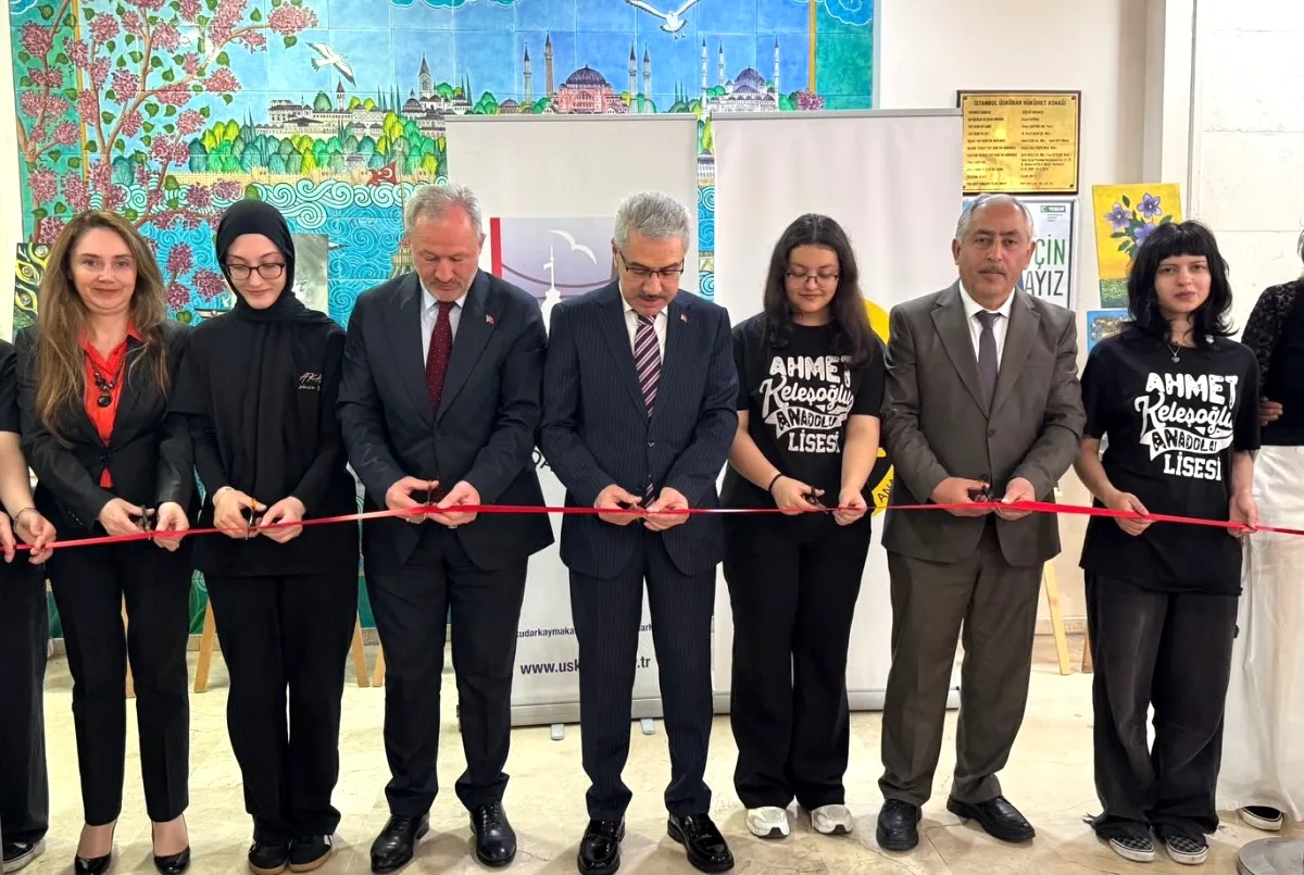 Üsküdar'da Resim Sergisi: Genç Yetenekler Kaymakam Yazıcı'yla Buluştu Üsküdar'da Resim Sergisi: Genç Yetenekler Kaymakam Yazıcı'yla Buluştu