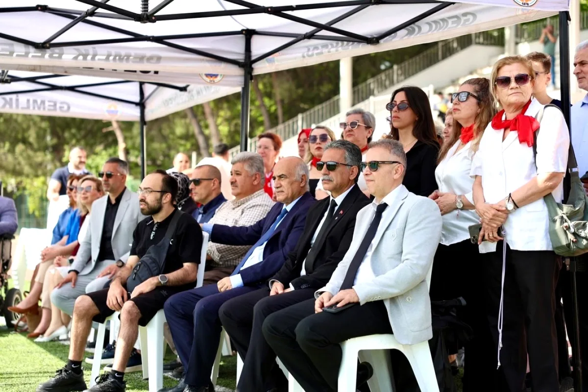 Gemlik'te Engelliler Haftası Coşkusu: Çocuklar Sahne Aldı, Formalar Dağıtıldı Gemlik'te Engelliler Haftası Coşkusu: Çocuklar Sahne Aldı, Formalar Dağıtıldı