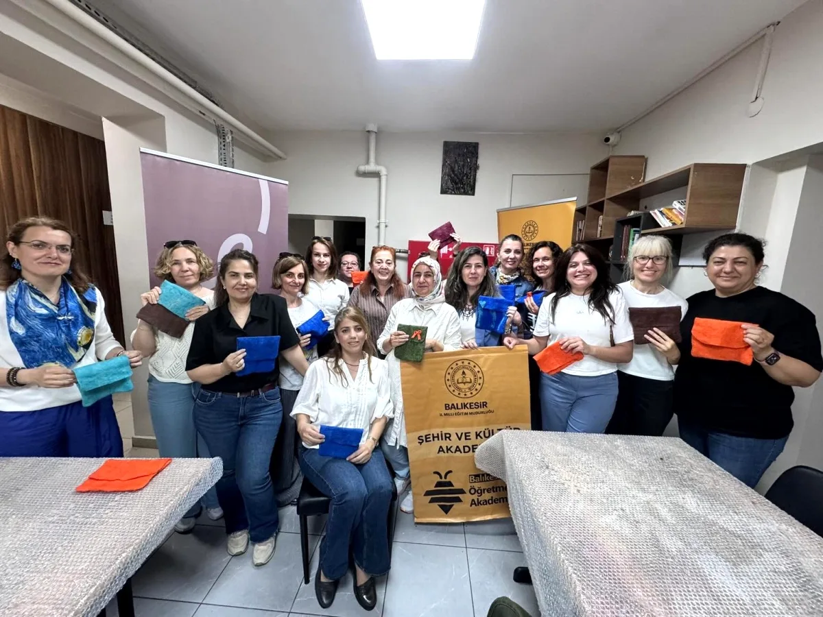 Balıkesir'de Öğretmenler Keçecilik Sanatını Öğreniyor: Geleneksel Miras Yeni Nesillere Aktarılıyor Balıkesir'de Öğretmenler Keçecilik Sanatını Öğreniyor: Geleneksel Miras Yeni Nesillere Aktarılıyor
