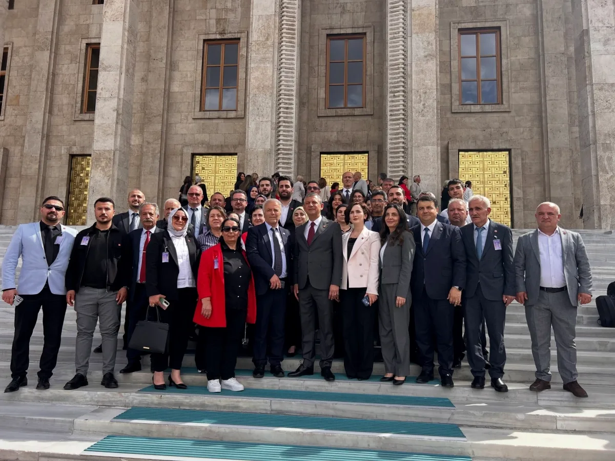 CHP Genel Başkanı Özel ile Gürsu Partililerden TBMM'de Anı Fotoğrafı CHP Genel Başkanı Özel ile Gürsu Partililerden TBMM'de Anı Fotoğrafı