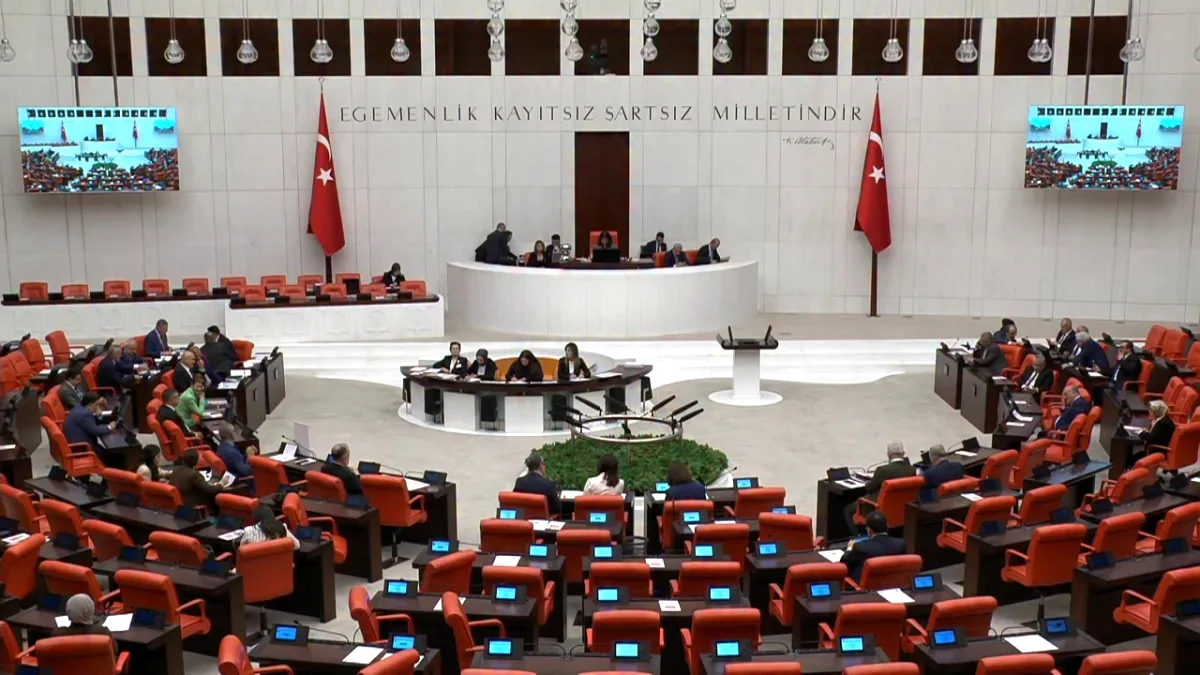 Meriç'ten Asgari Ücrete Sert Tepki: "28 Bin 75 Lira Vicdana Sığmıyor" Meriç'ten Asgari Ücrete Sert Tepki: "28 Bin 75 Lira Vicdana Sığmıyor"