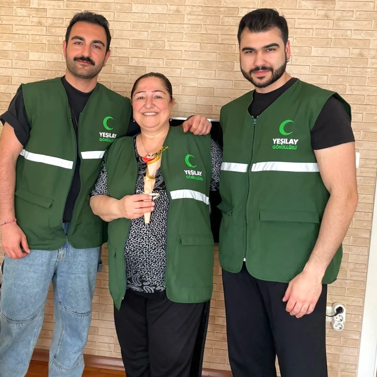 Yeşilay Çekmeköy'den Anneler Günü Mesajı: Annelerin Yanındayız Yeşilay Çekmeköy'den Anneler Günü Mesajı: Annelerin Yanındayız