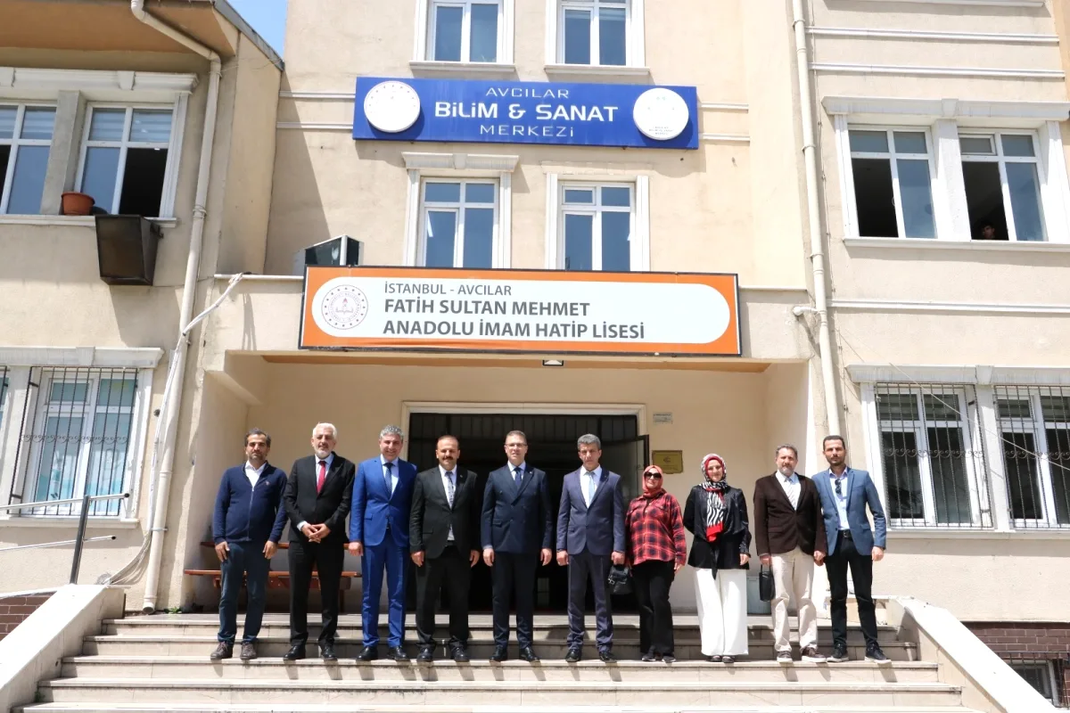 Avcılar'da Eğitim Denetimi: Kaymakam Burhan Okulları Gezdi Avcılar'da Eğitim Denetimi: Kaymakam Burhan Okulları Gezdi