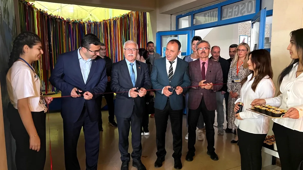 Polatlı Atatürk Anadolu Lisesi'nde TÜBİTAK Bilim Fuarı Açıldı Polatlı Atatürk Anadolu Lisesi'nde TÜBİTAK Bilim Fuarı Açıldı