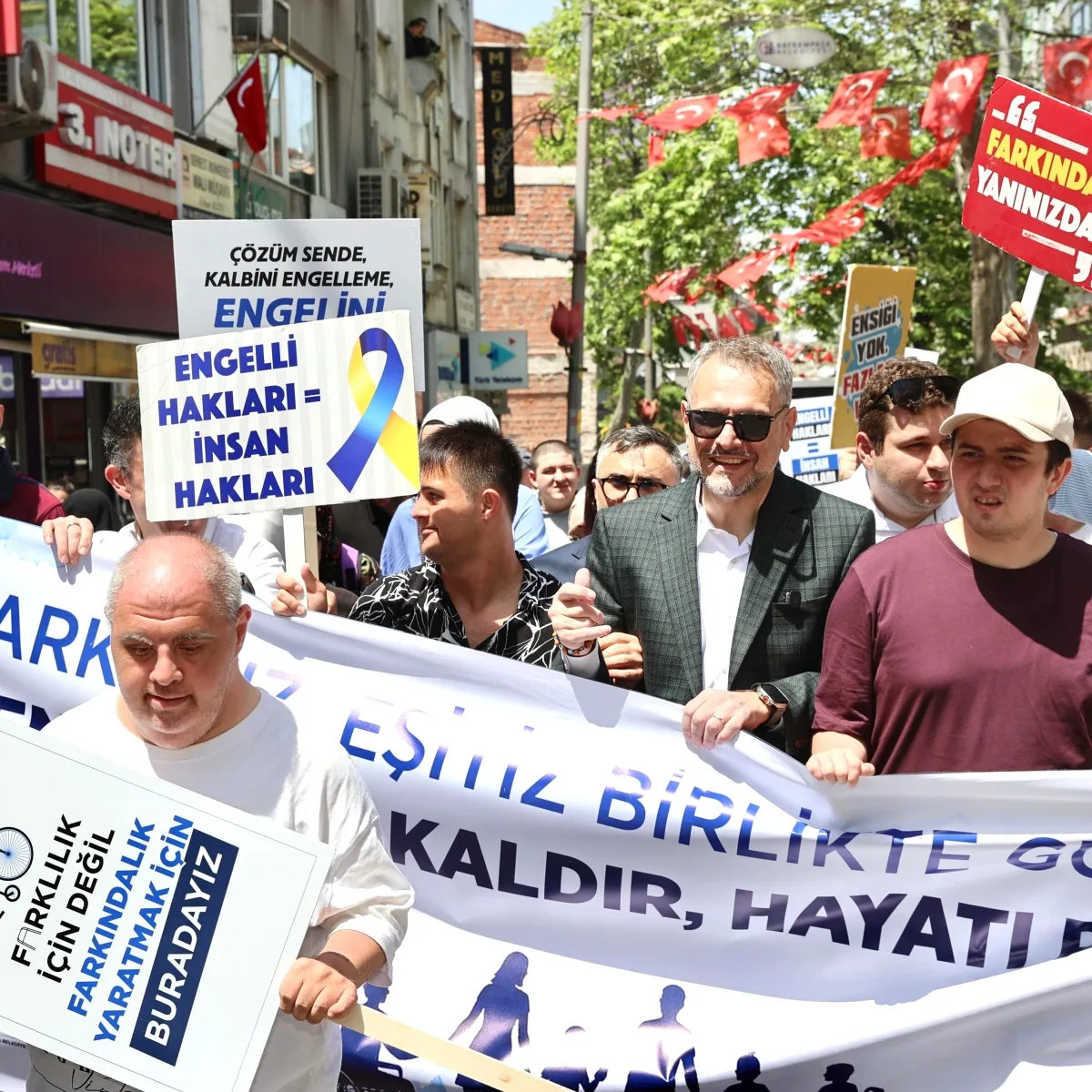 Bayrampaşa'da Engelliler Haftası İçin Anlamlı Yürüyüş: Sevgi Varsa Engel Yok Bayrampaşa'da Engelliler Haftası İçin Anlamlı Yürüyüş: Sevgi Varsa Engel Yok