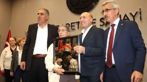 Yalova'da Yılın Annesi Ödülü Lale Dondurmacı'ya Verildi