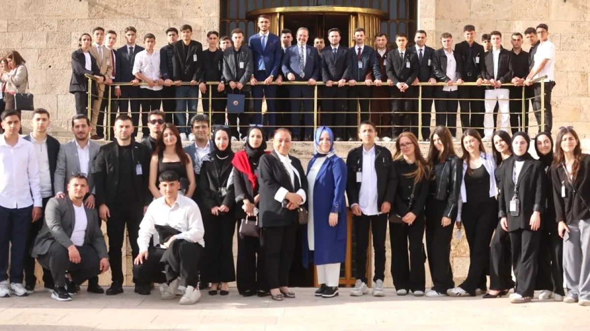 Gençler Bizim Geleceğimiz: TBMM'de Unutulmaz Bir Buluşma Gençler Bizim Geleceğimiz: TBMM'de Unutulmaz Bir Buluşma