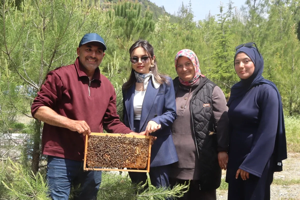 Feke'de Genç Kadın Girişimci Bal Ormanında Ziyaret Edildi Feke'de Genç Kadın Girişimci Bal Ormanında Ziyaret Edildi