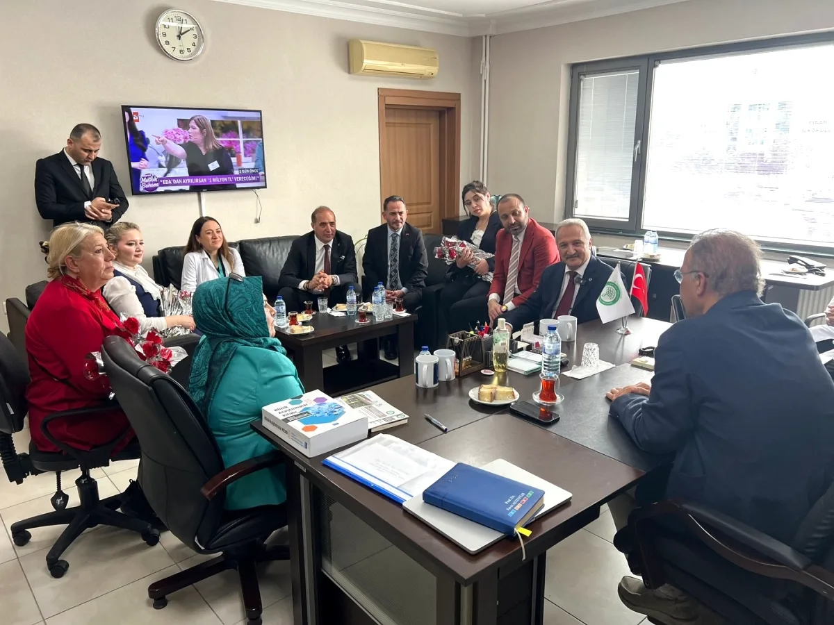 Yurdakul Heyeti Hemşireler Günü'nde Onkoloji Hastanesi'ni Ziyaret Etti Yurdakul Heyeti Hemşireler Günü'nde Onkoloji Hastanesi'ni Ziyaret Etti