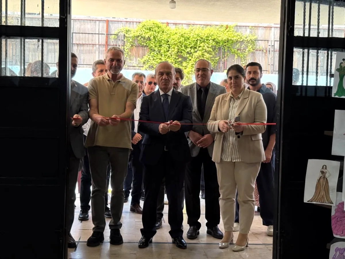 Sultangazi'de Genç Yetenekler Sergiyle Projelerini Tanıttı Sultangazi'de Genç Yetenekler Sergiyle Projelerini Tanıttı