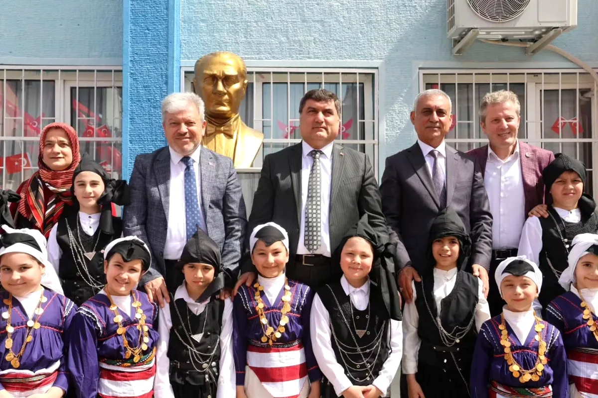 Sultanbeyli'de Öğrencilerin Kültür Şovu! Kaymakam ve Müdür Hayran Kaldı Sultanbeyli'de Öğrencilerin Kültür Şovu! Kaymakam ve Müdür Hayran Kaldı