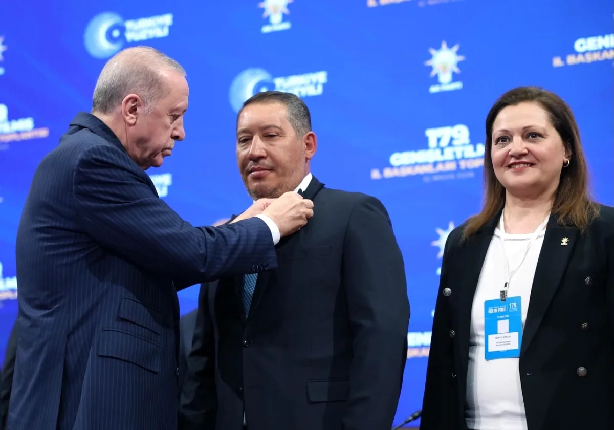 Dinar'da Siyasi Kırılma: Belediye Başkanı ve Meclis Üyeleri AK Parti'ye Geçti Dinar'da Siyasi Kırılma: Belediye Başkanı ve Meclis Üyeleri AK Parti'ye Geçti