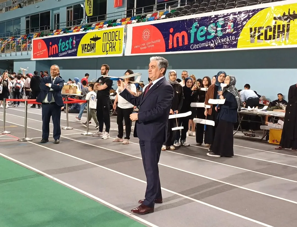 Bakırköy'de Gençler Göklere Ulaştı: VECİHİ Model Uçak Yarışması Coşkusu Bakırköy'de Gençler Göklere Ulaştı: VECİHİ Model Uçak Yarışması Coşkusu