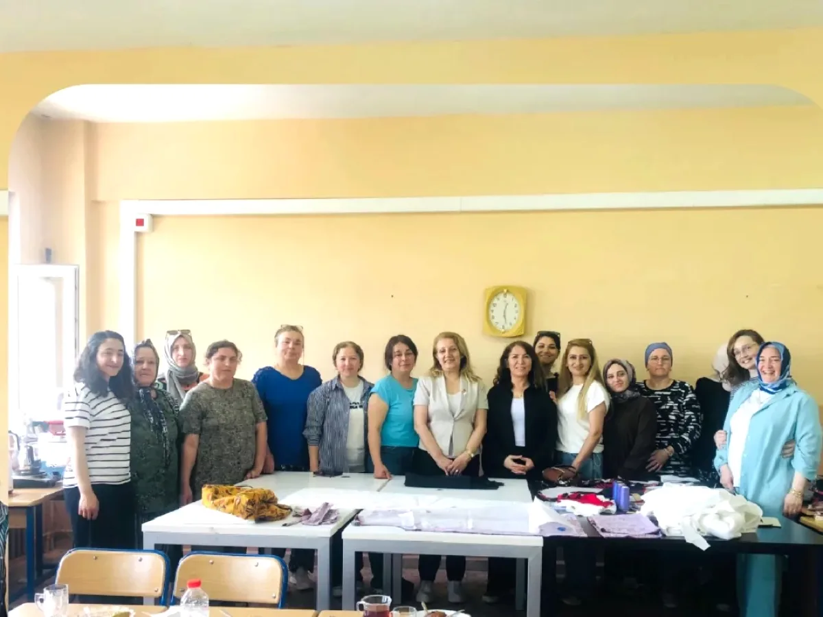 Paşaköy'de Kadın Dayanışması: CHP'li Kadınlar Mahalle Buluşmasında Paşaköy'de Kadın Dayanışması: CHP'li Kadınlar Mahalle Buluşmasında