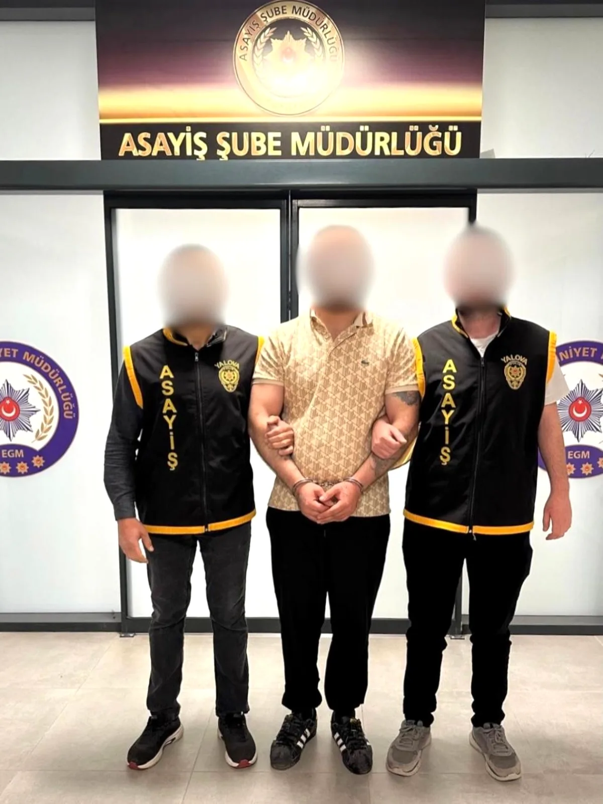 Yalova'da 4 Aydır Aranan Cezaevi Firarisi Gizli Bölmede Yakalandı Yalova'da 4 Aydır Aranan Cezaevi Firarisi Gizli Bölmede Yakalandı