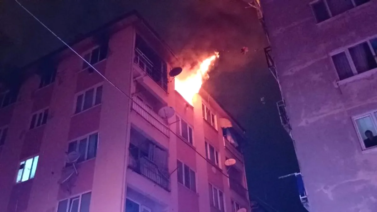 Osmangazi'de 6 Katlı Binada Yangın: Alevler Kontrol Altına Alındı Osmangazi'de 6 Katlı Binada Yangın: Alevler Kontrol Altına Alındı