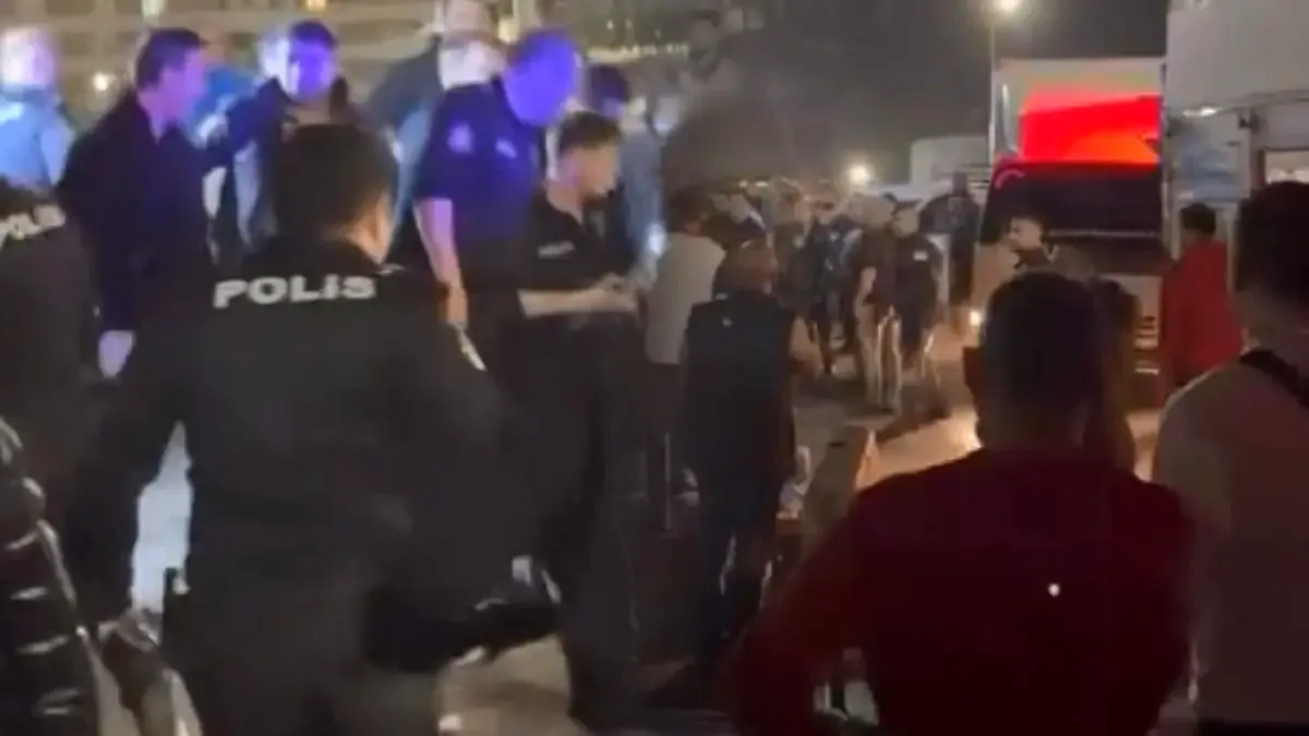 Bayrampaşa Sebze Halinde Bıçaklı Kavga: 12 Polis Yaralandı Bayrampaşa Sebze Halinde Bıçaklı Kavga: 12 Polis Yaralandı