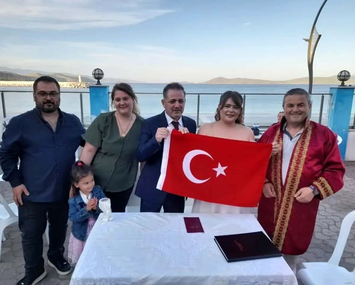 Marmara Adalar'da Evlilik Heyecanı: Yiğitler Mahallesi'nde Nikah Töreni Marmara Adalar'da Evlilik Heyecanı: Yiğitler Mahallesi'nde Nikah Töreni