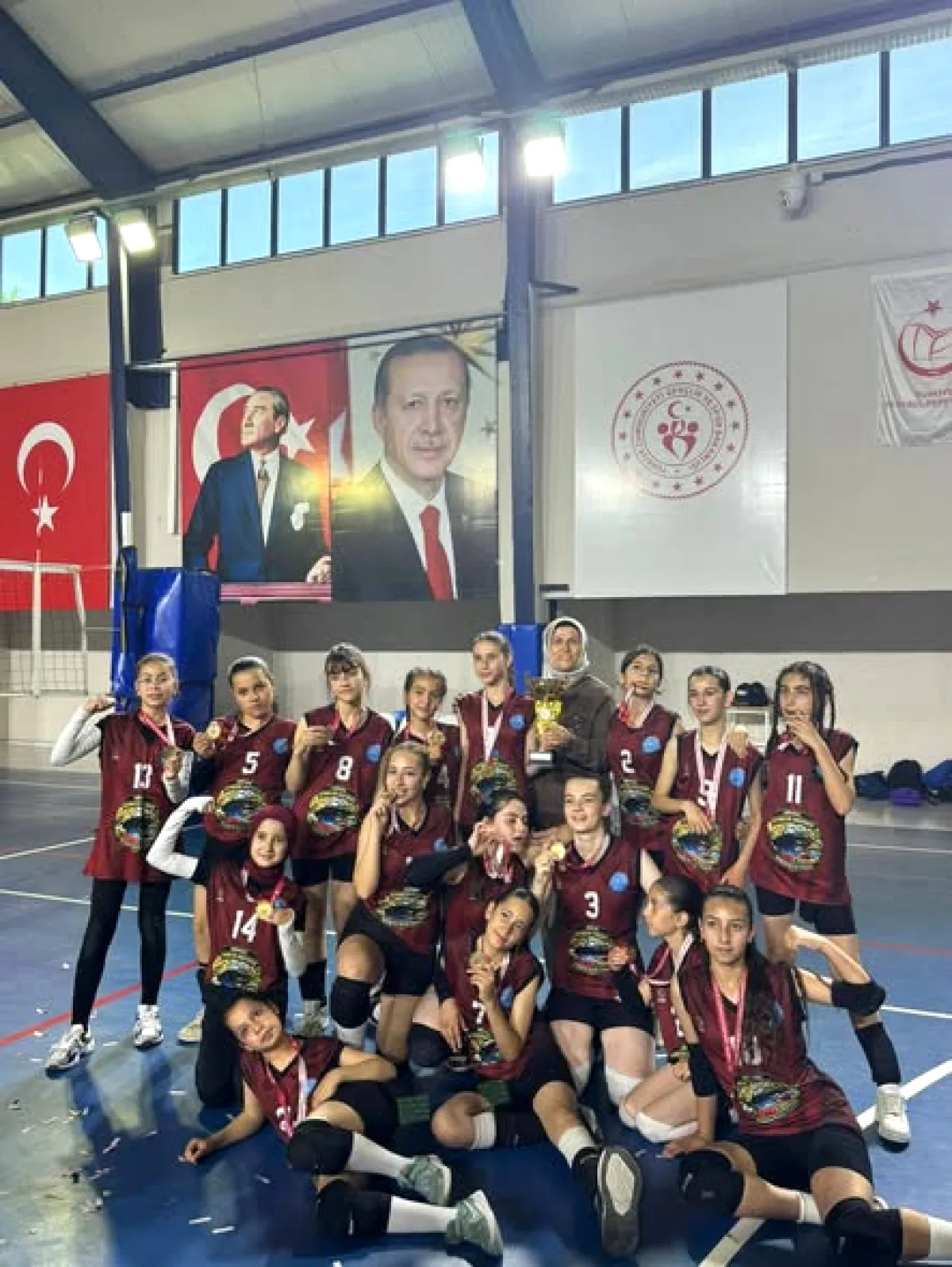 İbradı Nefise Yılmaz İpek Ortaokulu Voleybolda Serik Şampiyonu İbradı Nefise Yılmaz İpek Ortaokulu Voleybolda Serik Şampiyonu