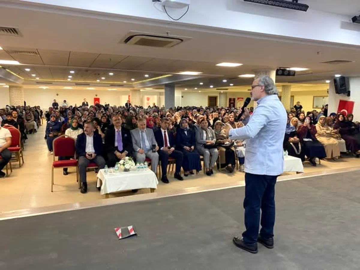 Ataşehir'de Dijital Çağda Aile Konferansı: Ekran Bağımlılığı Masaya Yatırıldı Ataşehir'de Dijital Çağda Aile Konferansı: Ekran Bağımlılığı Masaya Yatırıldı