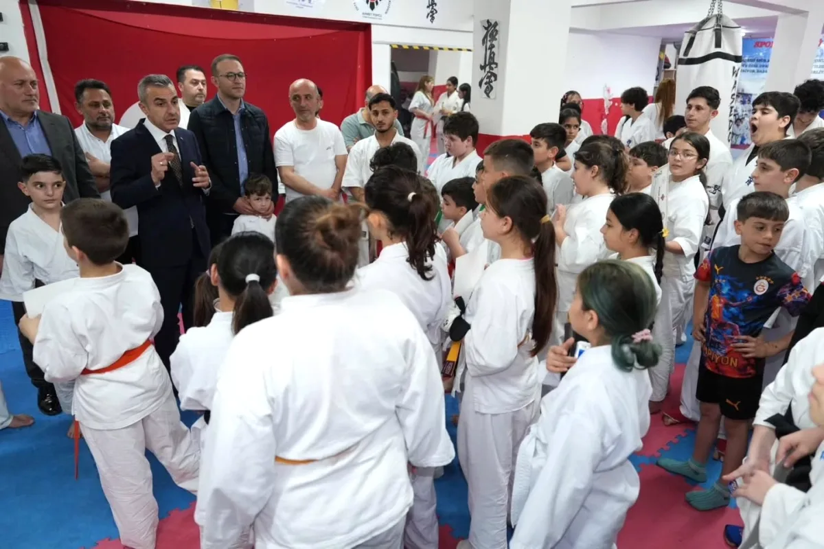 Beyoğlu'nda Karate Sporcularının Kuşak Törenine Kaymakam Katılımı Beyoğlu'nda Karate Sporcularının Kuşak Törenine Kaymakam Katılımı
