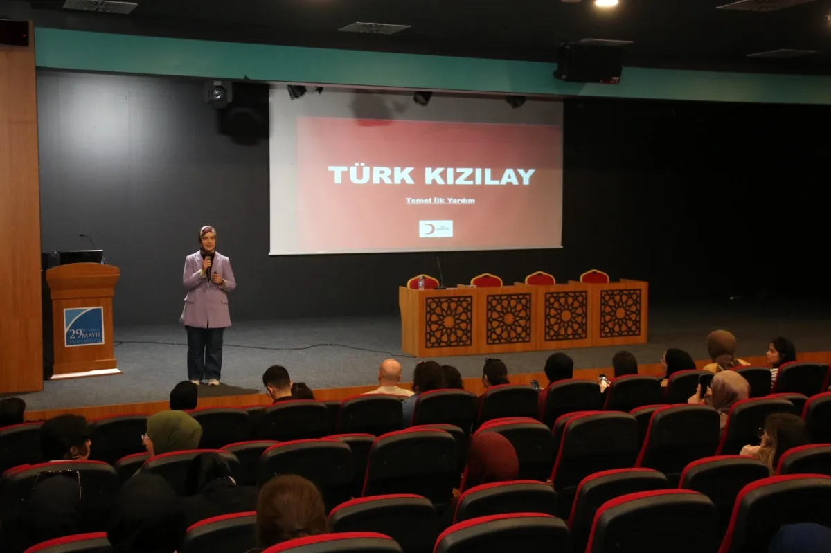 Kızılay'dan 29 Mayıs Üniversitesi'ne İlkyardım Eğitimi Kızılay'dan 29 Mayıs Üniversitesi'ne İlkyardım Eğitimi