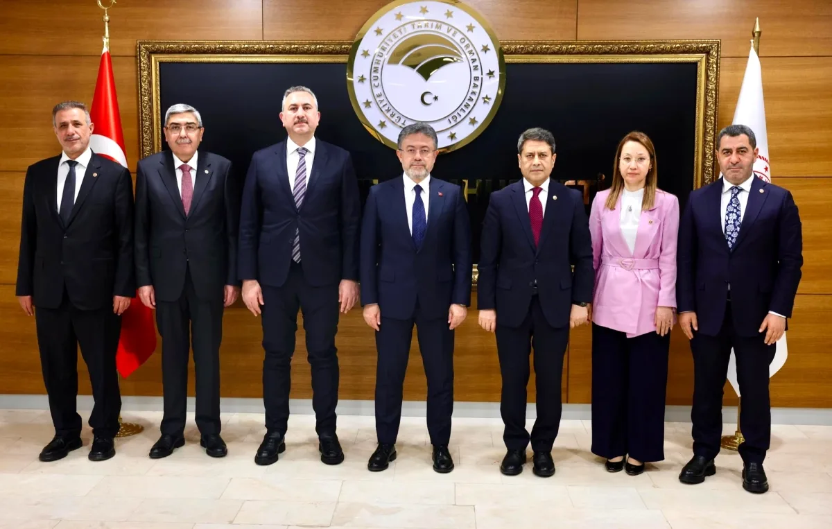 Gaziantep Milletvekilleri Bakan Yumaklı ile Afet Sonrası Tarım Görüşmesi Yaptı Gaziantep Milletvekilleri Bakan Yumaklı ile Afet Sonrası Tarım Görüşmesi Yaptı