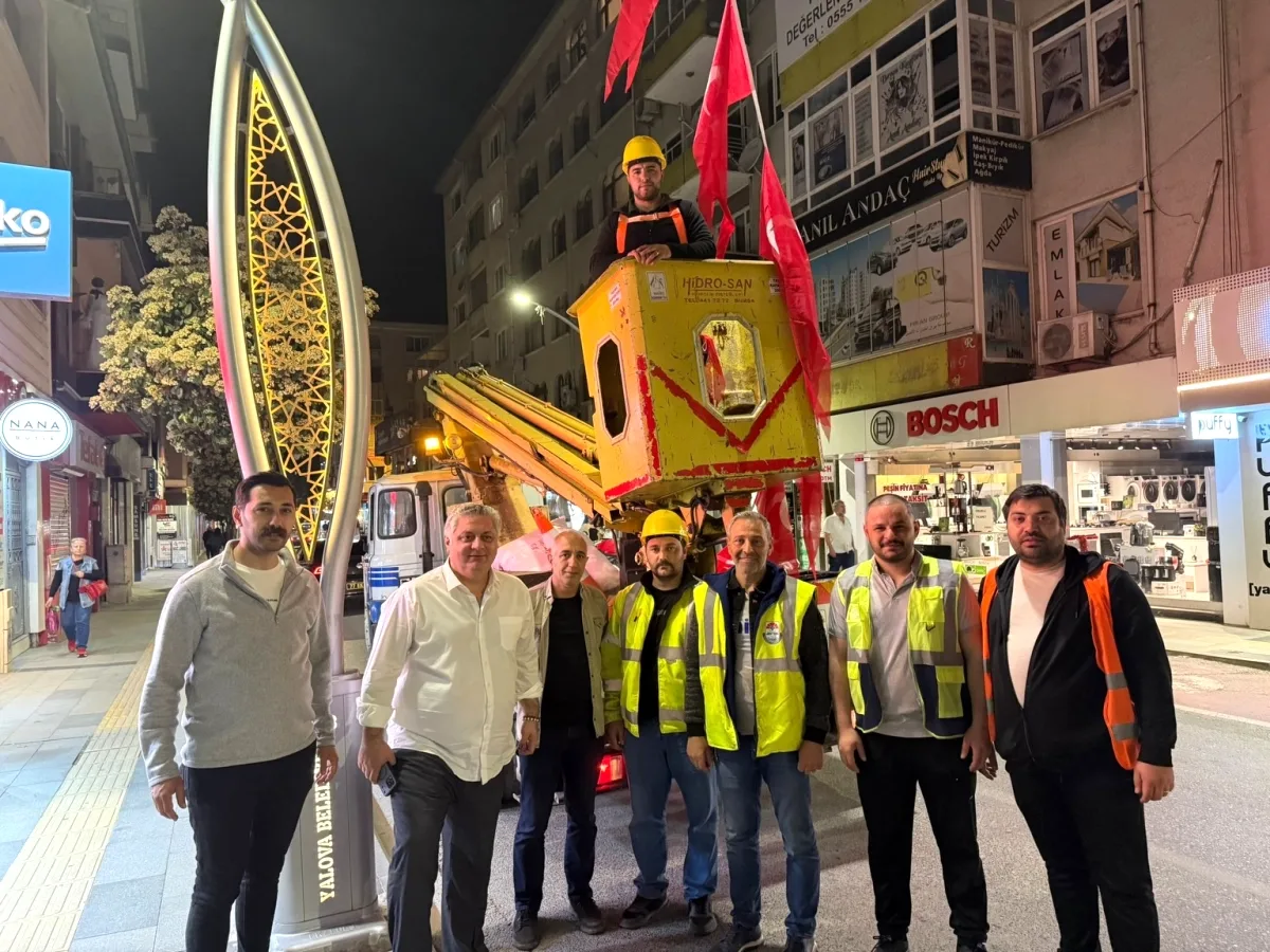 Yalova'da 19 Mayıs Coşkusu Başladı: Caddeler Bayraklarla Donatıldı Yalova'da 19 Mayıs Coşkusu Başladı: Caddeler Bayraklarla Donatıldı