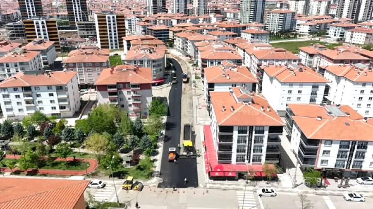 Sincan'da 7/24 Asfalt Mesaisi: Yunus Emre Caddesi'nde Yol Yenileme Sincan'da 7/24 Asfalt Mesaisi: Yunus Emre Caddesi'nde Yol Yenileme