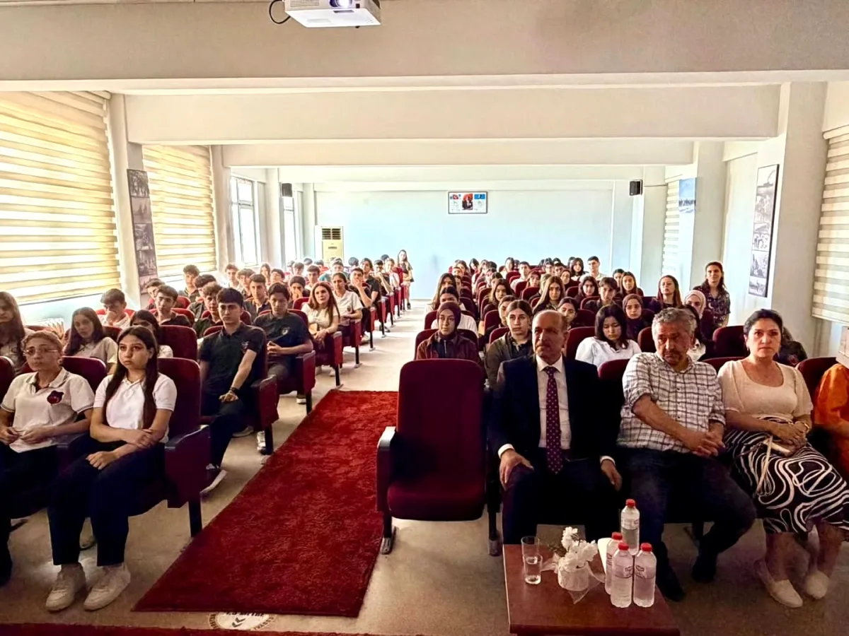 Yüreğir'de Aile Eğitim Programı: Uzman Psikolog Adnan Kalkan Öğrencilerle Buluştu Yüreğir'de Aile Eğitim Programı: Uzman Psikolog Adnan Kalkan Öğrencilerle Buluştu