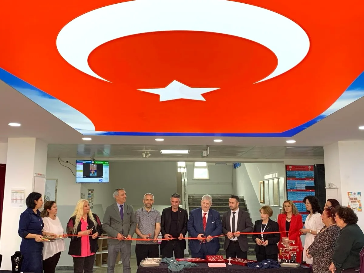 Tuzla'da Gümüş İşlemeciliği Sergisi Açıldı: Geleneksel Sanatlar Yaşatılıyor Tuzla'da Gümüş İşlemeciliği Sergisi Açıldı: Geleneksel Sanatlar Yaşatılıyor
