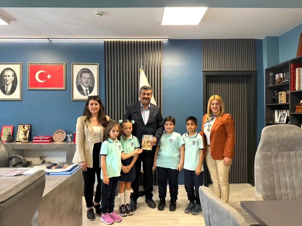 Kağıthane'de Minik Yazarların Başarısı: İlkokul Öğrencileri Kitaplarını Müdüre Sundu Kağıthane'de Minik Yazarların Başarısı: İlkokul Öğrencileri Kitaplarını Müdüre Sundu