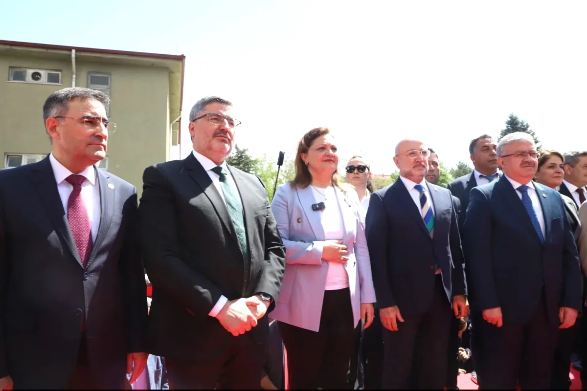AK Parti Afyonkarahisar'da Birlik Mesajı: Belediye Önünde Protokol Buluşması AK Parti Afyonkarahisar'da Birlik Mesajı: Belediye Önünde Protokol Buluşması