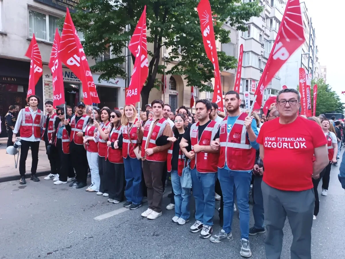 CHP'den Şişli'de Kayyum Protestosu: "Halk İradesini Kabul Etmiyoruz" CHP'den Şişli'de Kayyum Protestosu: "Halk İradesini Kabul Etmiyoruz"