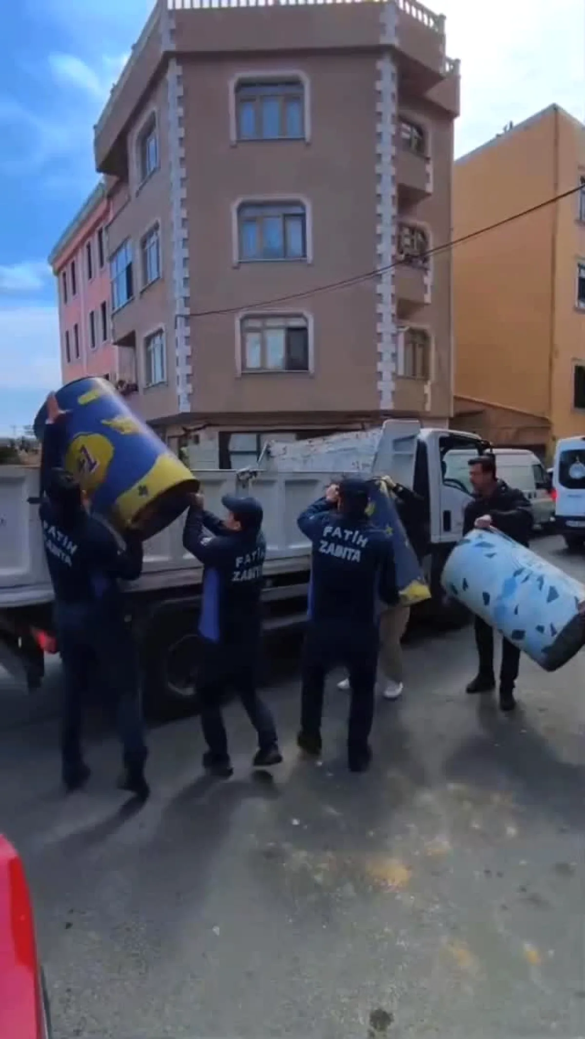Ayvansaray'da Kaldırım İşgalleri Temizlendi: Yayalar İçin Güvenli Yol Ayvansaray'da Kaldırım İşgalleri Temizlendi: Yayalar İçin Güvenli Yol