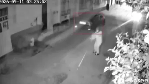 Adana Seyhan'da eve silahlı saldırı: Kasklı şüpheli kurşun yağdırıp kaçtı