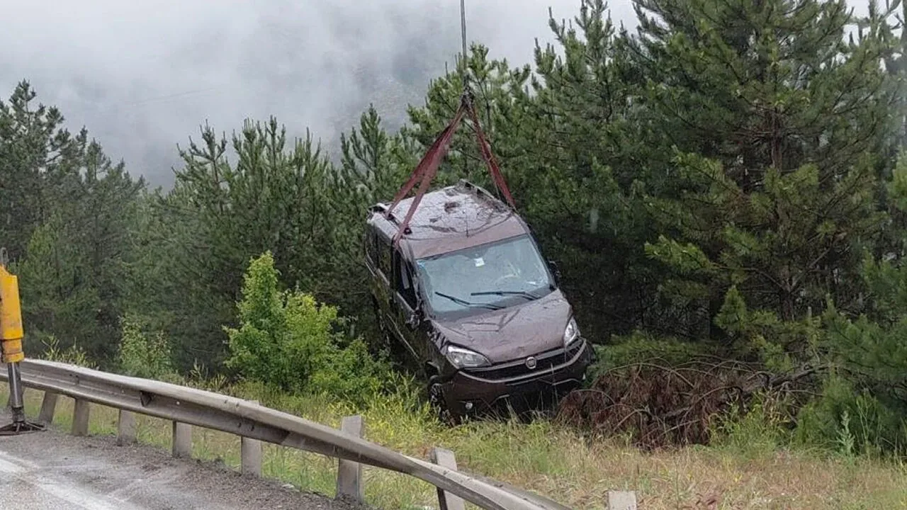 Bolu Mudurnu'da Trafik Kazası: Hafif Ticari Araç Şarampole Devrildi Bolu Mudurnu'da Trafik Kazası: Hafif Ticari Araç Şarampole Devrildi