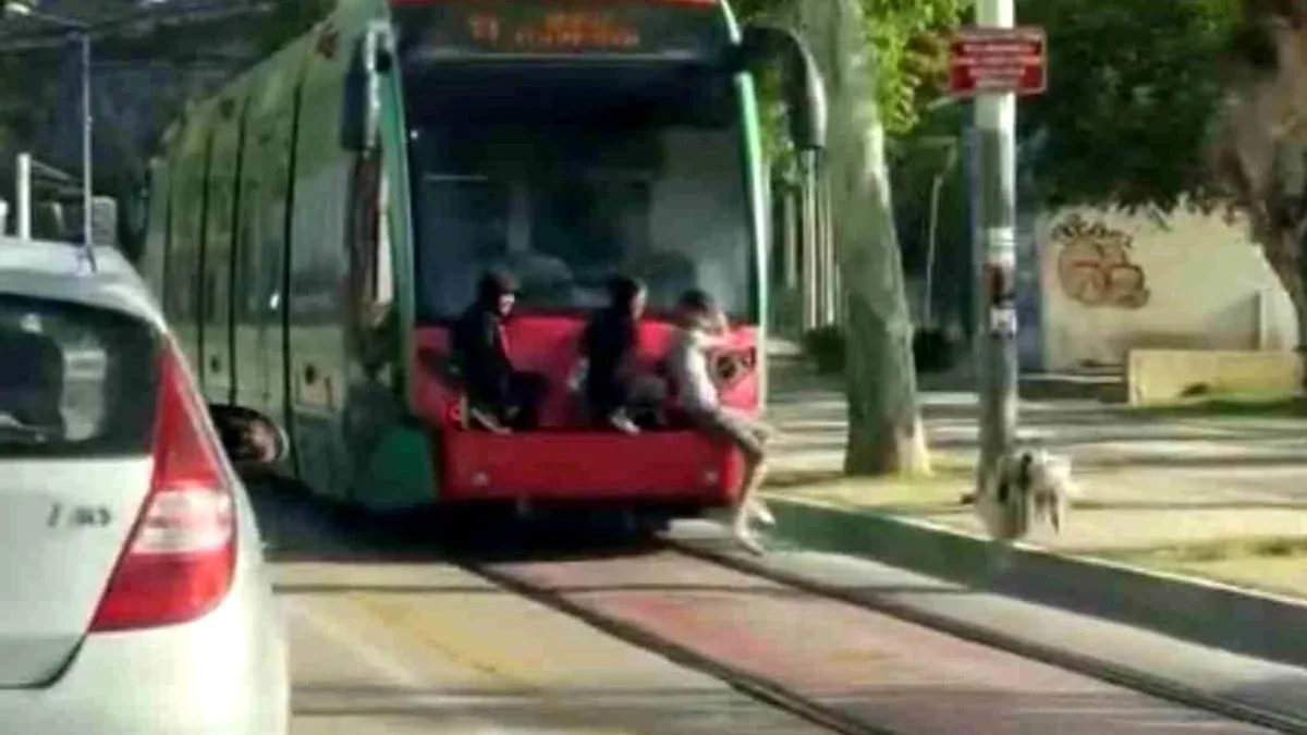 Bursa'da Tramvayın Arkasına Asılan Gençler: Tehlike Anları Kamerada Bursa'da Tramvayın Arkasına Asılan Gençler: Tehlike Anları Kamerada