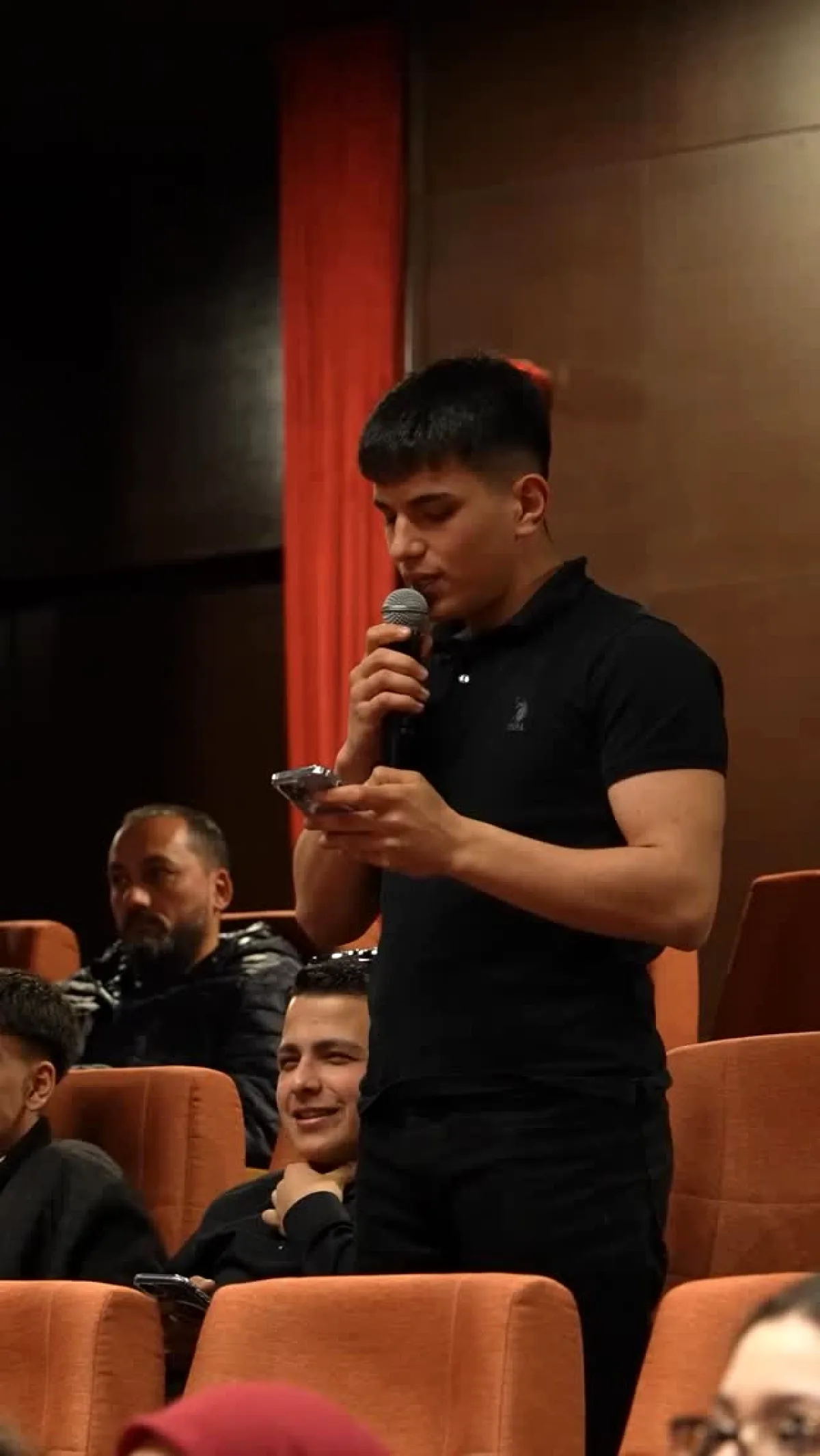 Arnavutköy'de Öğrenci Talebiyle Çamur Sorunu Çözüldü Arnavutköy'de Öğrenci Talebiyle Çamur Sorunu Çözüldü