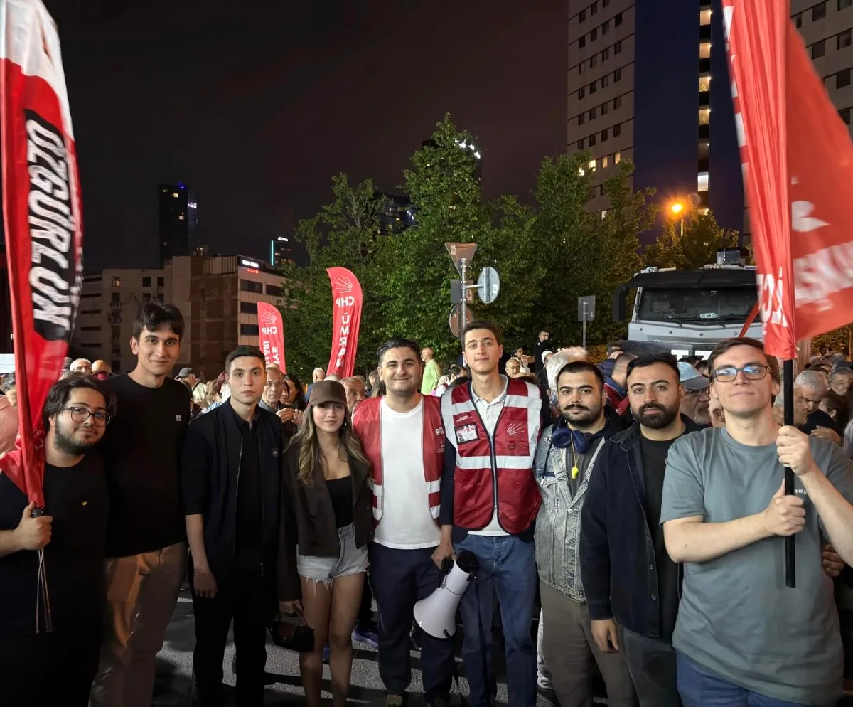 CHP Gençliği Şişli'de Kayyım Protestosuna Katıldı: "Halkın İradesi Üstündür" CHP Gençliği Şişli'de Kayyım Protestosuna Katıldı: "Halkın İradesi Üstündür"
