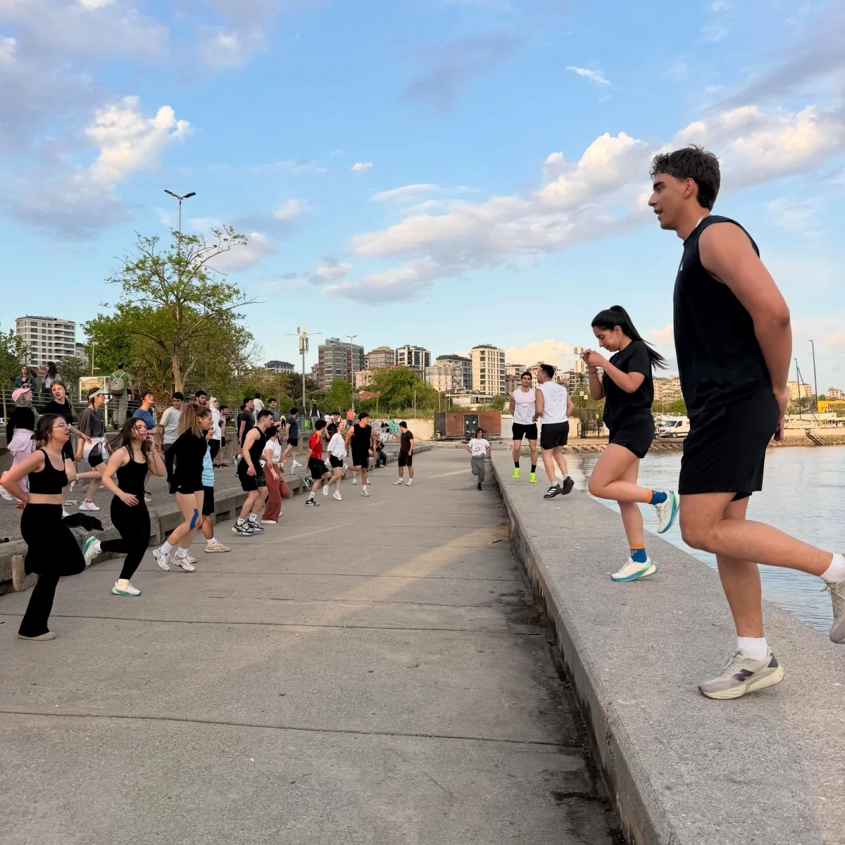 SBÜ Spor Kulübü ve Marmararunclub Caddebostan'da Koşu Buluşması Düzenledi SBÜ Spor Kulübü ve Marmararunclub Caddebostan'da Koşu Buluşması Düzenledi