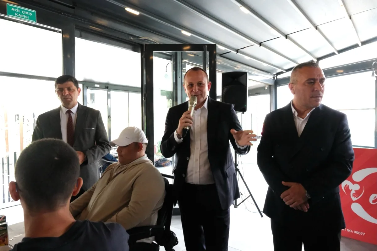 Adil Yele'den Engelliler Haftası'nda Anlamlı Buluşma ve Ödül Adil Yele'den Engelliler Haftası'nda Anlamlı Buluşma ve Ödül