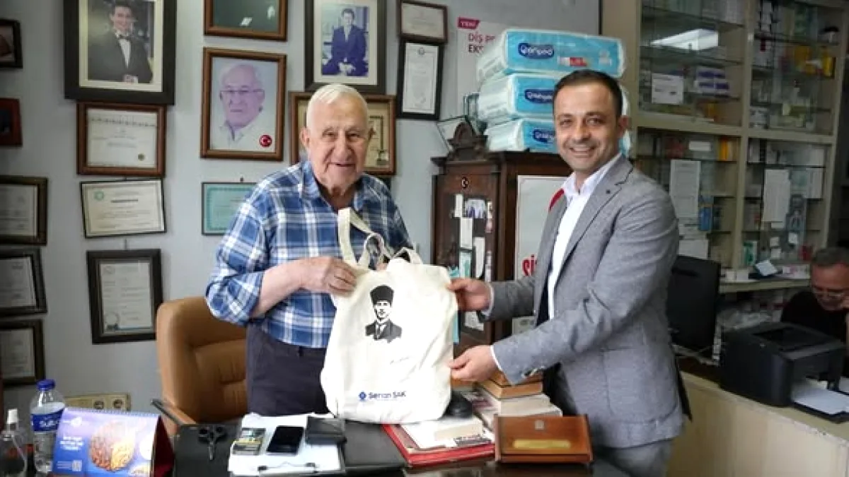 Sındırgı Belediyesi'nden Eczacılara Vefa Ziyareti Sındırgı Belediyesi'nden Eczacılara Vefa Ziyareti