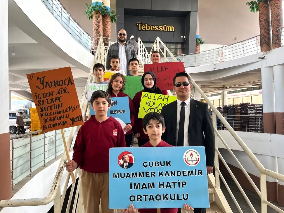 Çubuk'ta Öğrencilerden Esnafa Anlamlı Selam Ziyareti Çubuk'ta Öğrencilerden Esnafa Anlamlı Selam Ziyareti