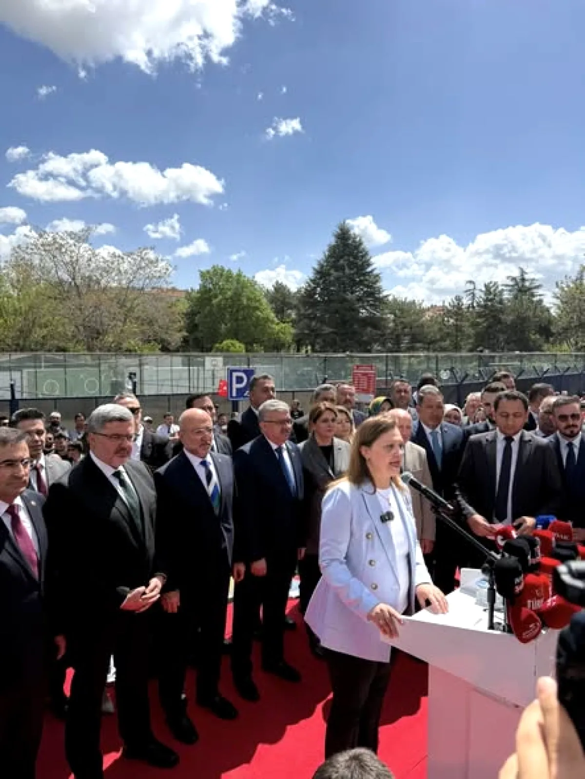 Dazkırı'da DMD'li Zeki İçin Dayanışma Gecesi: 22 Mayıs'ta Buluşuyoruz Dazkırı'da DMD'li Zeki İçin Dayanışma Gecesi: 22 Mayıs'ta Buluşuyoruz