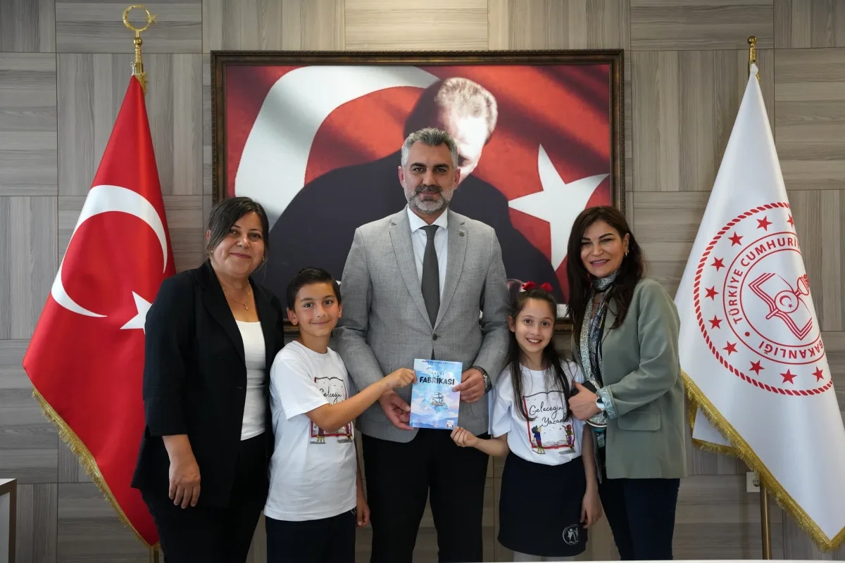 Kartal'da İlkokul Öğrencileri Müdür Kıraç'a Kitap Hediye Etti Kartal'da İlkokul Öğrencileri Müdür Kıraç'a Kitap Hediye Etti