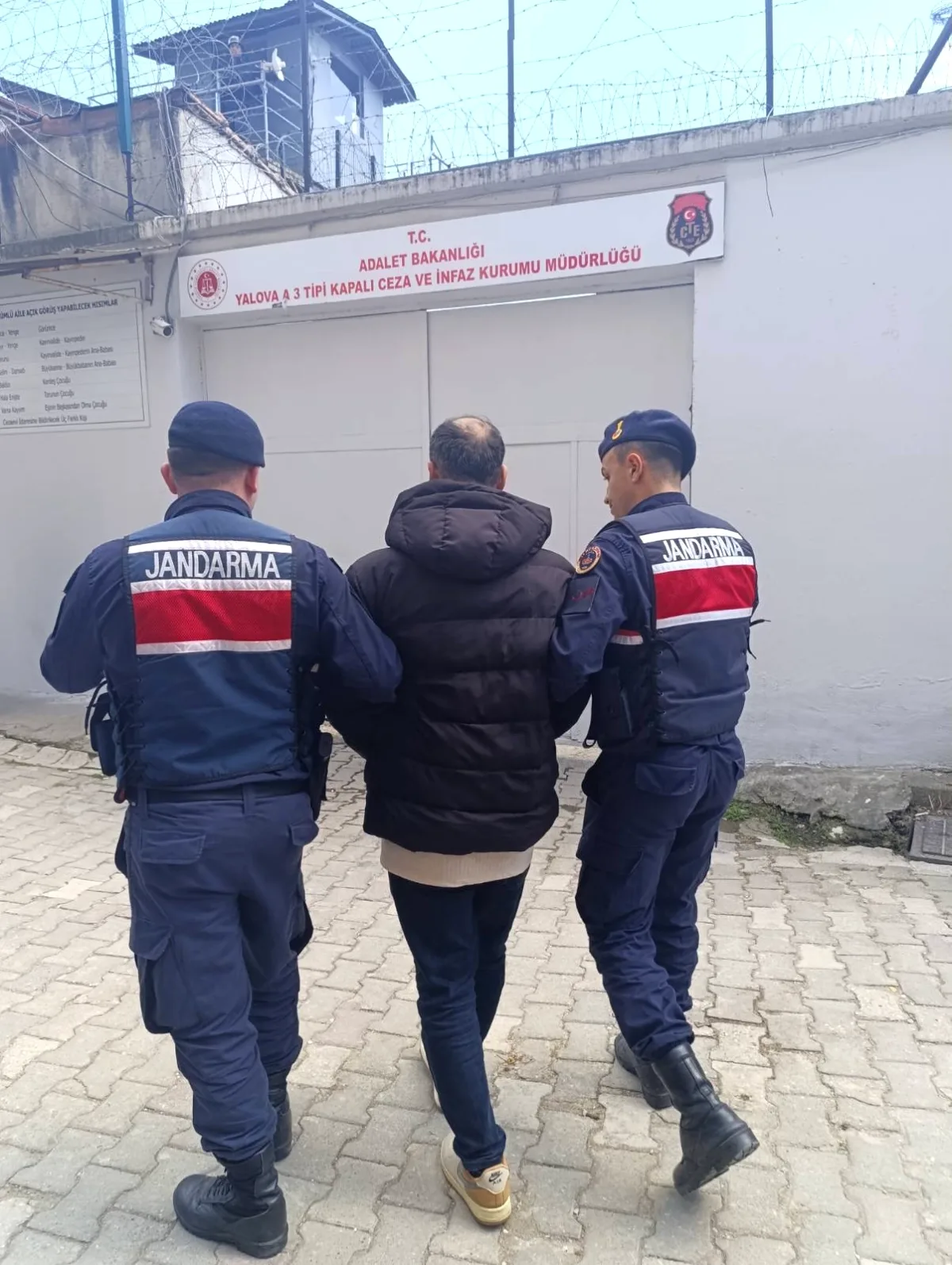 Yalova'da Jandarmadan Uyuşturucu ve Kaçakçılık Operasyonu Yalova'da Jandarmadan Uyuşturucu ve Kaçakçılık Operasyonu