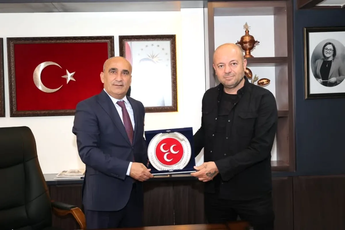 Özdemir'den Cesur Taksi Şoförüne Plaket Özdemir'den Cesur Taksi Şoförüne Plaket
